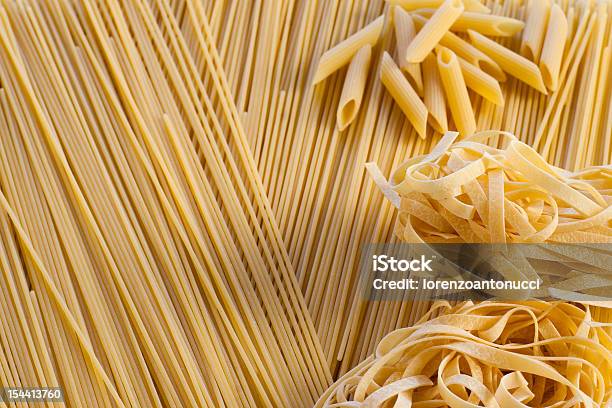 Photo libre de droit de Spaghetti Penne Rigate Et Tagliatelles banque d'images et plus d'images libres de droit de Aliment - Aliment, Aliment cru, Aliments et boissons