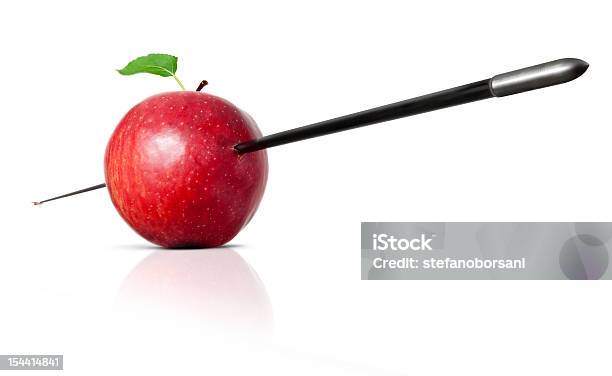 Apple Traforata - Fotografie stock e altre immagini di Mela - Mela, Freccia, Piercing