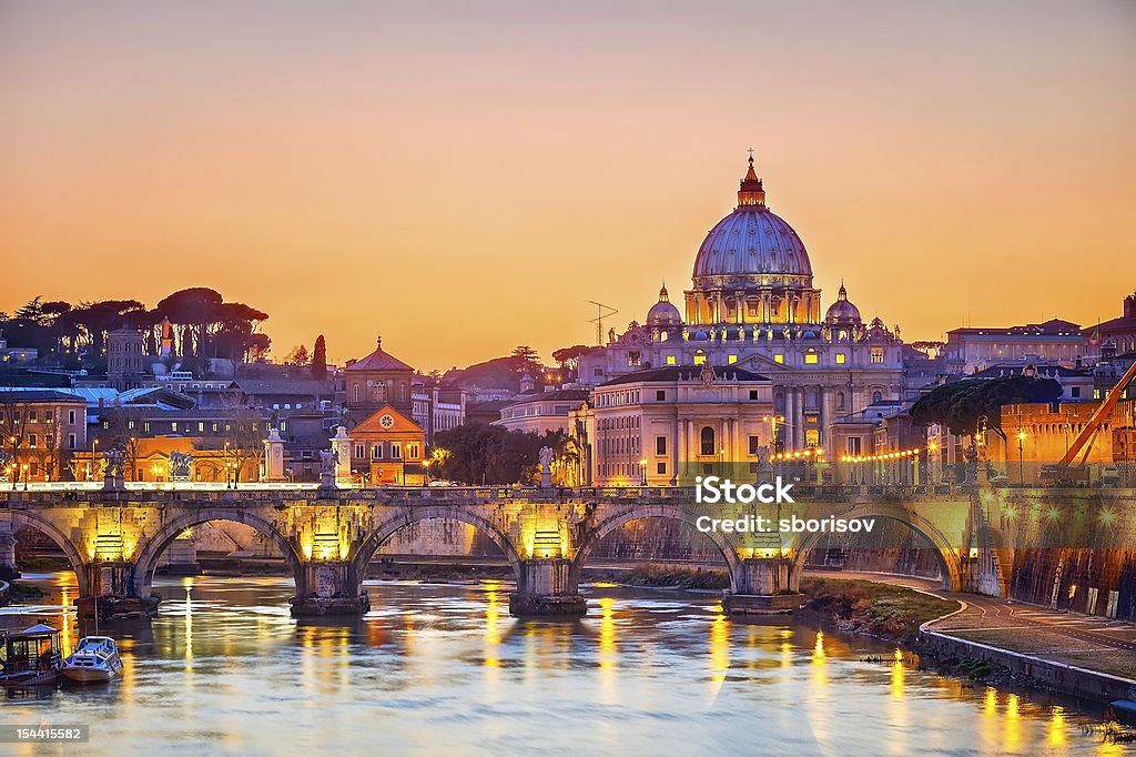 Widok na Tyber i St Peter's cathedral w nocy, Rzym - Zbiór zdjęć royalty-free (Rzym - Włochy)