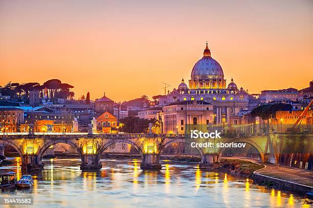Widok Na Tyber I St Peters Cathedral W Nocy Rzym - zdjęcia stockowe i więcej obrazów Rzym - Włochy - Rzym - Włochy, Watykan, Bazylika św. Piotra na Watykanie