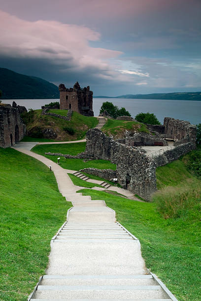 スコットランドでアーカート城 - urquhart castle ストックフォトと画像