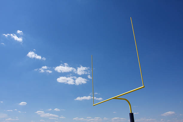 Campo de Futebol Americano postes golo - fotografia de stock