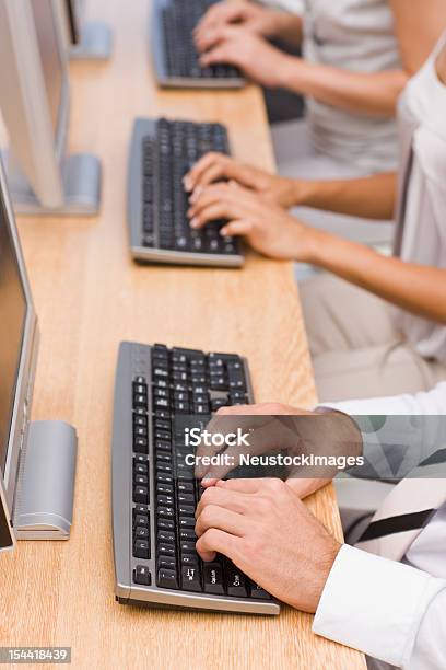 Uomo Mani Lavorando Sul Computer In Ufficio - Fotografie stock e altre immagini di Affari - Affari, Affari internazionali, Close-up