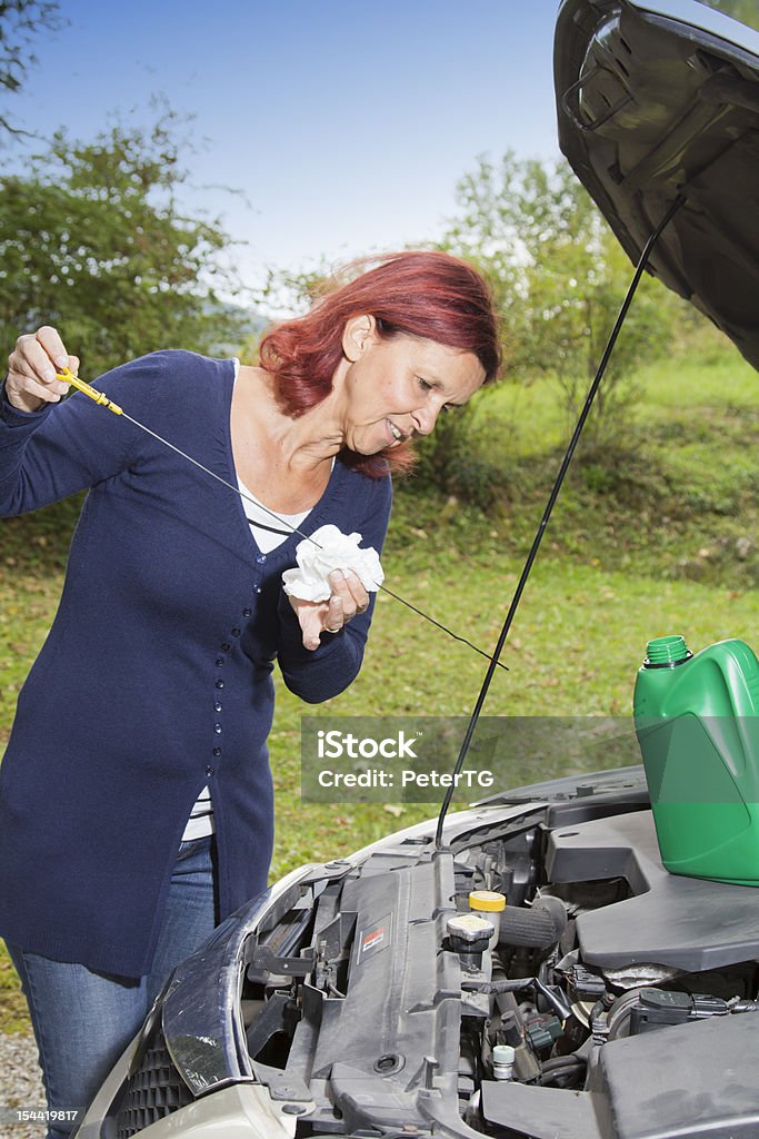 Controllare il livello dell'olio nel veicolo - Foto stock royalty-free di Adulto
