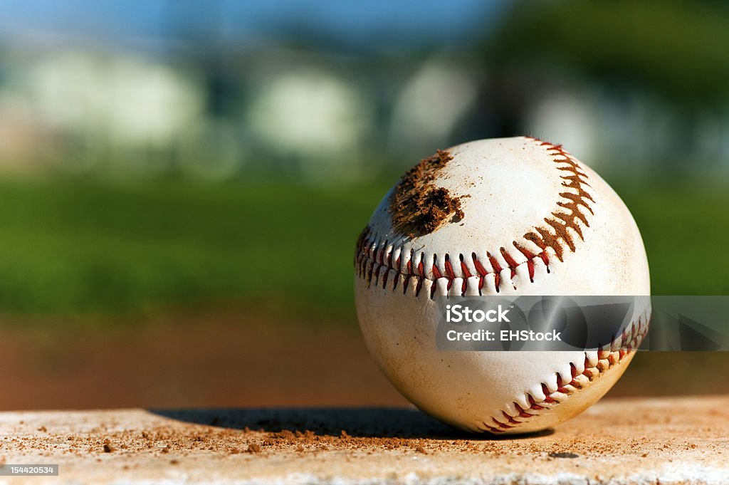 Jovens League Baseball no Pitching Mound Close-Up - Foto de stock de Base - Equipamento esportivo royalty-free