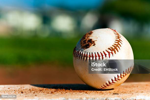 Foto de Jovens League Baseball No Pitching Mound Closeup e mais fotos de stock de Base - Equipamento esportivo - Base - Equipamento esportivo, Beisebol, Bola