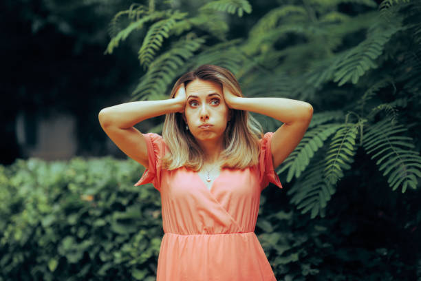 mujer estresada se siente exasperada en la fiesta en el jardín - wedding reception bridesmaid wedding party fotografías e imágenes de stock