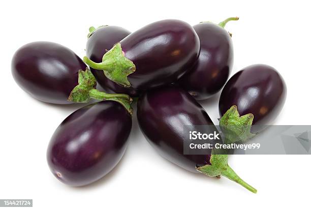 Eggplants Foto de stock y más banco de imágenes de Berenjena - Vegetal - Berenjena - Vegetal, Pequeño, Cultivo