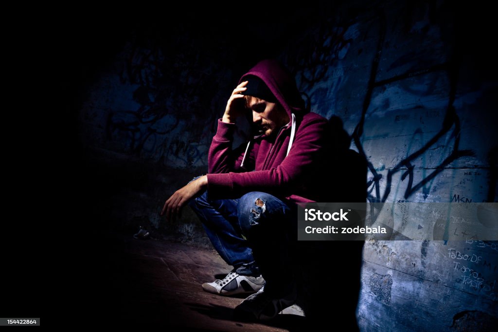 Desesperado hombre y solo en la oscuridad Alley - Foto de stock de Adicción libre de derechos
