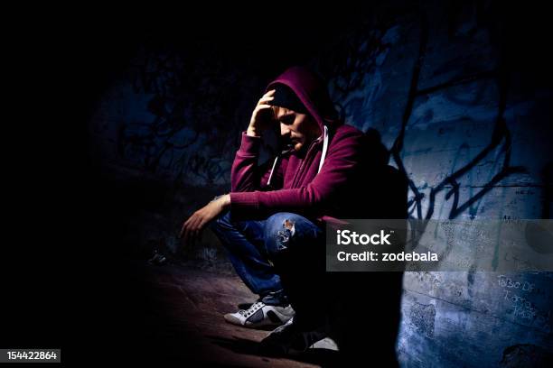 Desesperado Hombre Y Solo En La Oscuridad Alley Foto de stock y más banco de imágenes de Adicción - Adicción, Adulto, Adulto joven