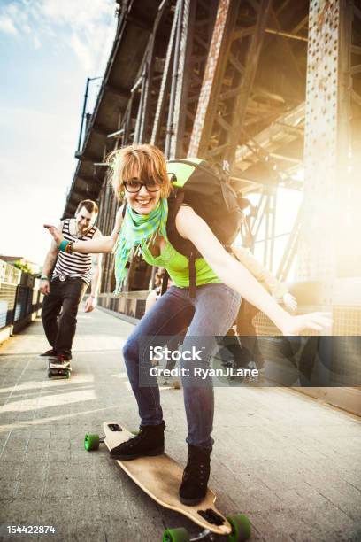 Amigos Com Pranchas De Skate Divertirse - Fotografias de stock e mais imagens de Adolescente - Adolescente, Portland - Oregon, Adolescência