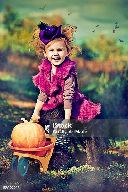 Bambina Celebrare Halloween - Fotografie stock e altre immagini di 2-3 anni - 2-3 anni, Allegro, Ambientazione esterna