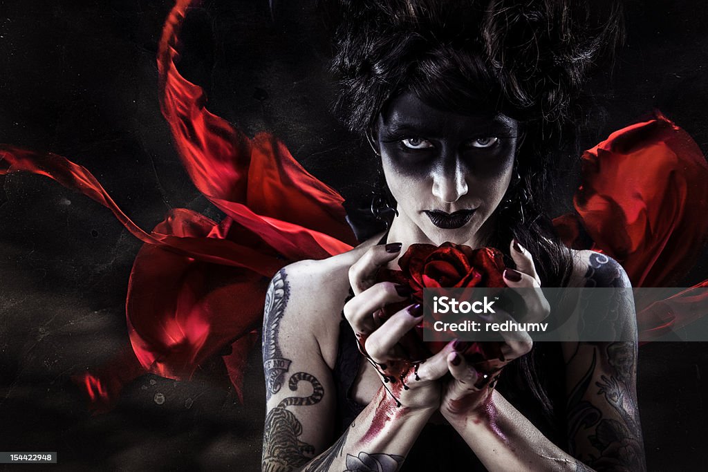 Fantasía mujer con rosa de sangre - Foto de stock de Sangre libre de derechos