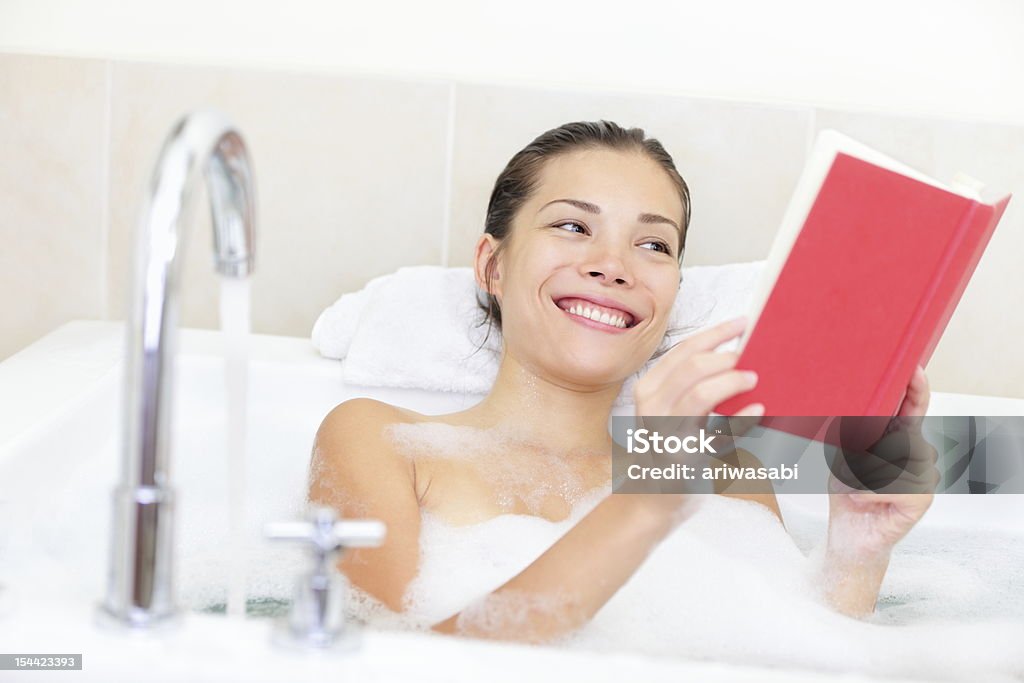 Kobieta czytania książki w łazience - Zbiór zdjęć royalty-free (20-29 lat)