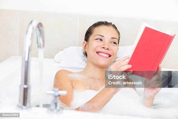 Livro De Leitura De Mulher Em Banho - Fotografias de stock e mais imagens de 20-29 Anos - 20-29 Anos, Adulto, Asiático e indiano