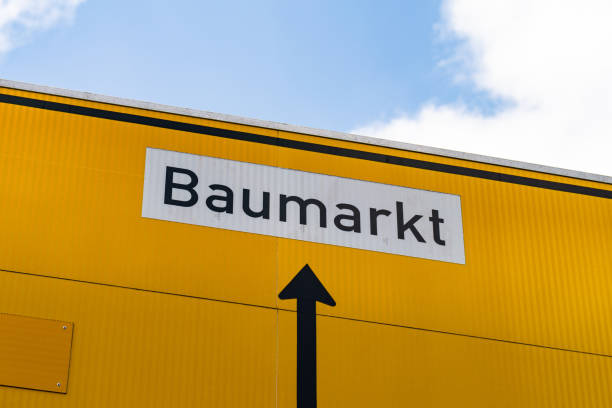istock Baumarkt (Hardware Store) in Front Street Sign 1544249248