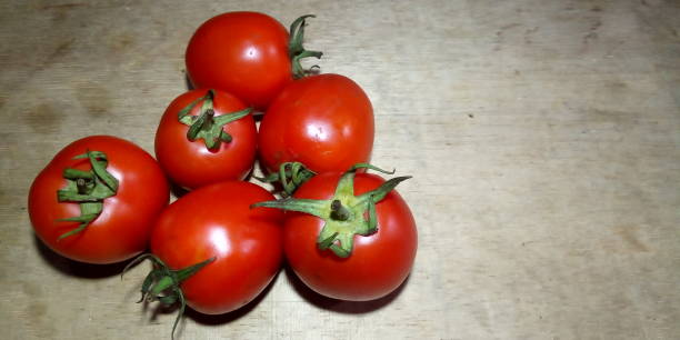 토마토는 일반적으로 토마토 식물로 알려진 solanum lycopersicum 식물의 식용 베리입니다. - caprese salad heirloom tomato salad food 뉴스 사진 이미지