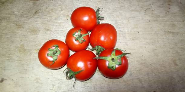 토마토는 일반적으로 토마토 식물로 알려진 solanum lycopersicum 식물의 식용 베리입니다. - caprese salad heirloom tomato salad food 뉴스 사진 이미지