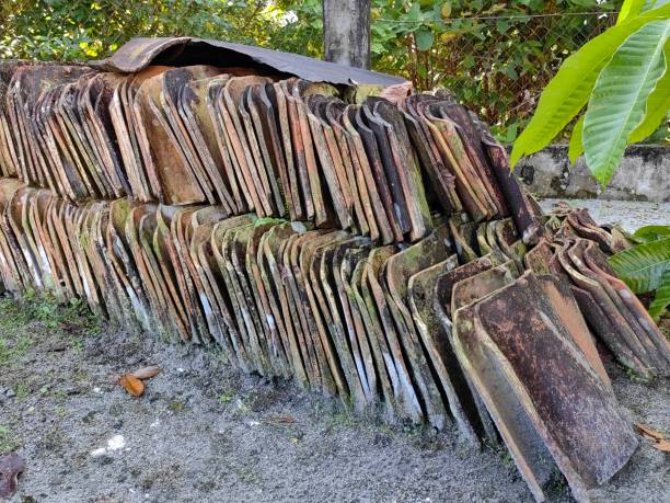 черепица. - roof tile nature stack pattern стоковые фото и изображения