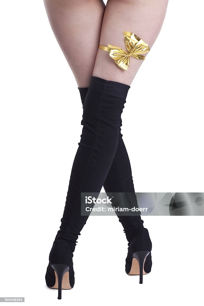 Linda mujer con piernas golden ribbon y tacones altos - Foto de stock de Adulto libre de derechos