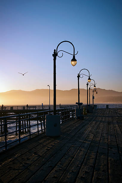lamppost at 해질녘까지 - santa monica pier santa monica street light lamp 뉴스 사진 이미지