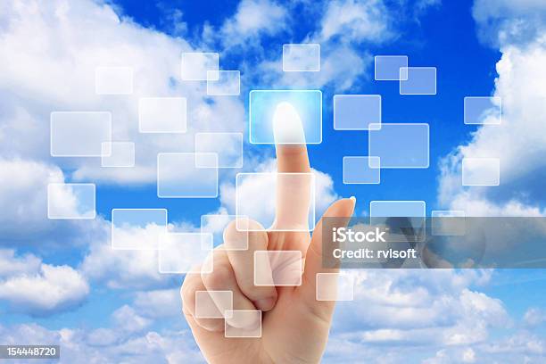 Cloud Computingkonzept Mit Frau Hand Stockfoto und mehr Bilder von Berühren - Berühren, Berührungsbildschirm, Blau