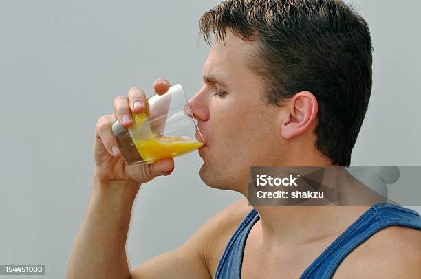 Foto de Atleta Beber Ovo e mais fotos de stock de Beber - Beber, Cru, Ovo