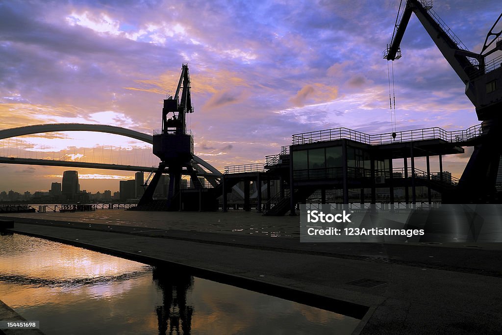 Rosa nubes en el puerto de carga, grúas y puente - Foto de stock de Acero libre de derechos
