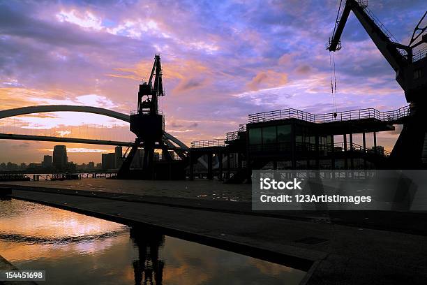 Photo libre de droit de Rose Nuages Dans Le Port De Grues Et De Cargo Pont banque d'images et plus d'images libres de droit de Acier - Acier, Affaires, Affaires d'entreprise