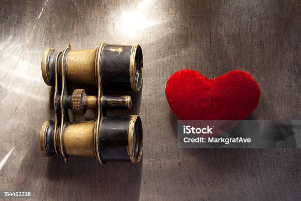 Amor - Fotografias de stock e mais imagens de Amor - Amor, Binóculos, Descoberta