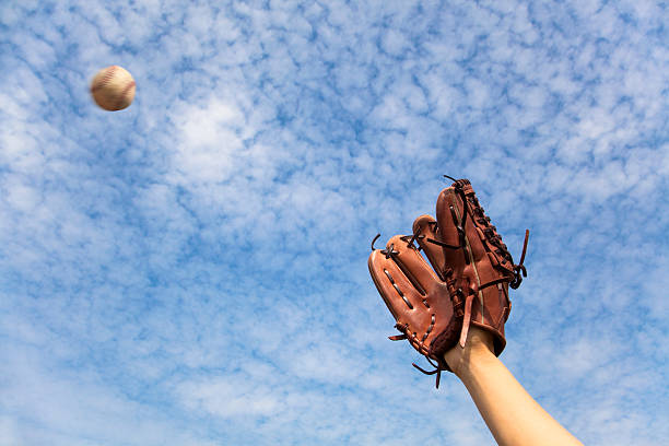 gant de baseball et prêt à attraper - baseball baseballs catching baseball glove photos et images de collection