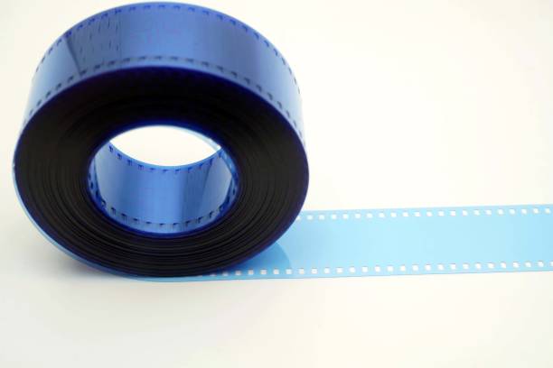 nahaufnahme eines 35-mm-filmbandvorfachs blauer farbe klar für die verarbeitung von filmproduktionen. - film leader camera film film reel movie stock-fotos und bilder