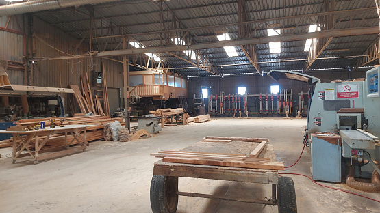 Production of wooden furniture lumber. Industrial cutting machines for automatic wood cutting