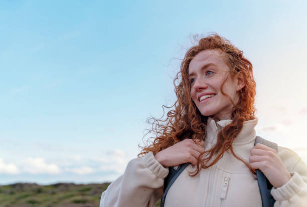 glückliche reisende in einer weißen jacke und rucksack bereist die berge im peak district.  lokales tourismus-lifestyle-konzept.. - toll free audio stock-fotos und bilder