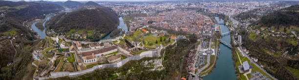 ブザンソン市の旧市街周辺の空中 - doubs river ストックフォトと画像