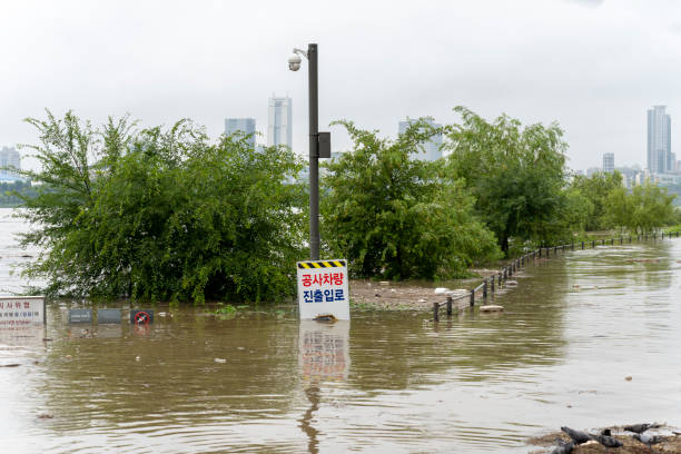 istock Han River in danger of flooding after heavy rain 1545177340