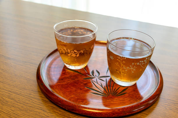 日本の木製トレイに冷たいお茶2杯 - barley ストックフォトと画像