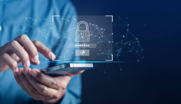Cyber security connection network data protection, businessman holding virtual locking padlock icon online network secure, encryption security of personal data on smartphone technology. protección de datos de la red de conexión de seguridad cibernética, empresario que sostiene el icono de candado de bloqueo virtual en línea de la red segura, seguridad de cifrado de datos personales en la tecnología de teléfonos inteligentes.