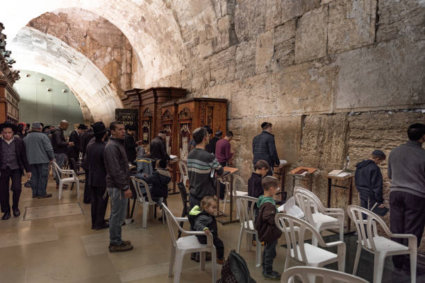 el muro occidental, muro de las lamentaciones, o kotel, conocido en el islam como el muro de buraq, es un antiguo muro de piedra caliza en la ciudad vieja de jerusalén. - the western wall wall east city fotografías e imágenes de stock