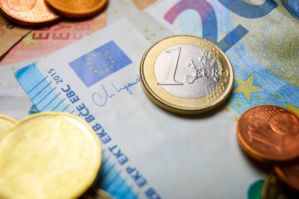 banknoten und münzen der europäischen union - ein euro stock-fotos und bilder