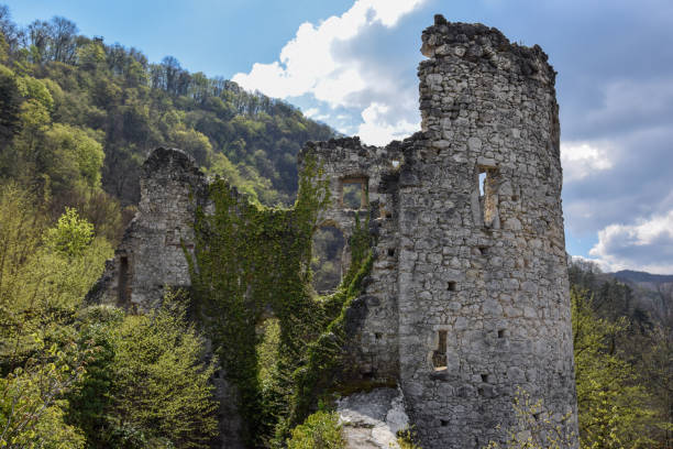 ruines de la vieille ville de samobor, forteresse médiévale située au-dessus de la ville de samobor, croatie - 2857 photos et images de collection