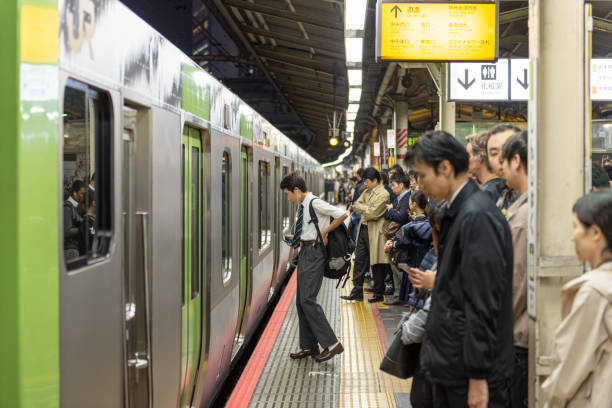 東京の日本の混雑した駅。人々は電車を待っています。 - 満員電車 日本 ストックフォトと画像