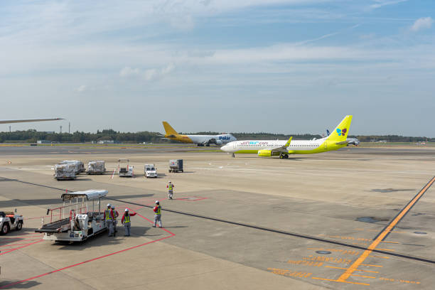 滑走路と飛行機を背景に成田国際空港。 - dhl airplane freight transportation boeing ストックフォトと画像