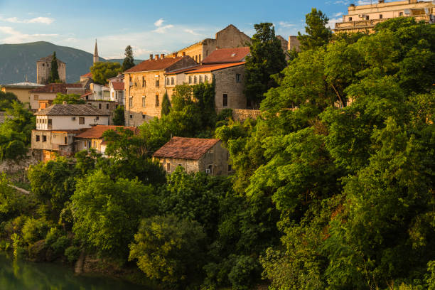 le paysage urbain de la vieille ville de mostar, bosnie-herzégovine - mostar photos et images de collection