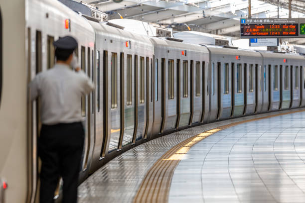 bahnhof seibu shinjuku in shinjuku, tokio, japan, betrieben von der privaten eisenbahngesellschaft seibu railway. der lokführer wartet auf die abfahrt - shinjuku bezirk stock-fotos und bilder