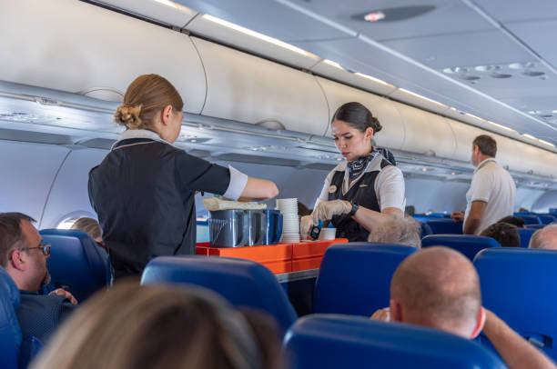 la tripulación de cabina de aeroflot russian airlines sirve alimentos y bebidas durante el vuelo a moscú desde roma, italia. - commercial airplane airplane airbus passenger fotografías e imágenes de stock