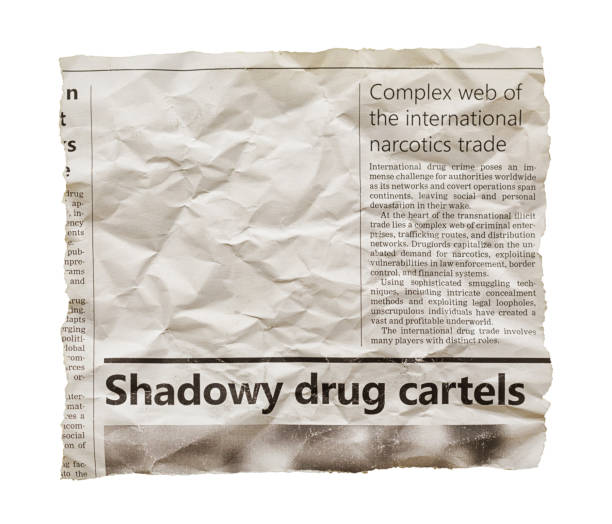 wycinek z gazety z nagłówkiem shadowy drug cartels i puste miejsce na twój egzemplarz - cutting cocaine zdjęcia i obrazy z banku zdjęć