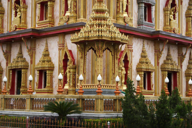 ват чалонг, буддийский храм, пхукет, таиланд, азия - phuket province стоковые фото и изображения