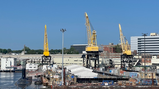 Fabriek in new London Connecticut vanaf een boot gezien
