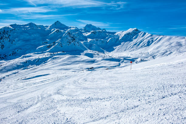 piste da sci sulle montagne intorno a bormio stazione sciistica - bormio foto e immagini stock